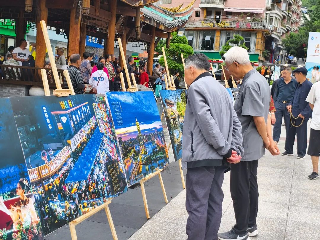 群众看摄影展.jpg