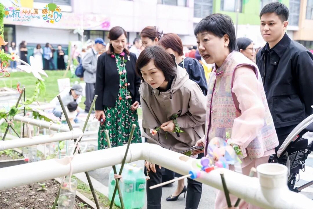 (专家、领导实地察看师幼共创的自动浇水器) 图片