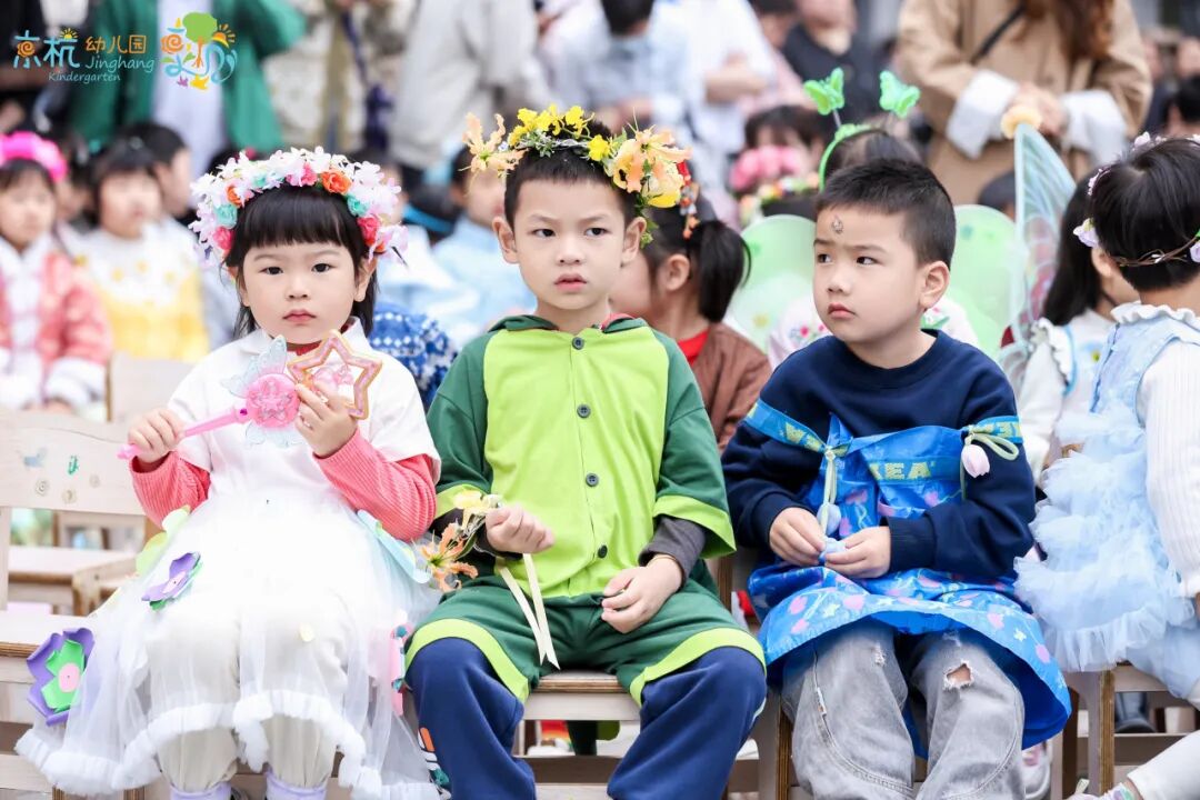 (园长妈妈与孩子们共赴蔷薇之约,在花间见证每一份“闲不住”的好奇与成长) 图片