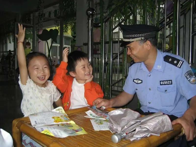 朱金祥给幼儿园小朋友讲故事