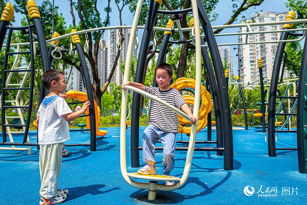7月23日，上海市虹口区，小朋友在和平公园的青少年锻炼区游玩。人民网记者 王初摄