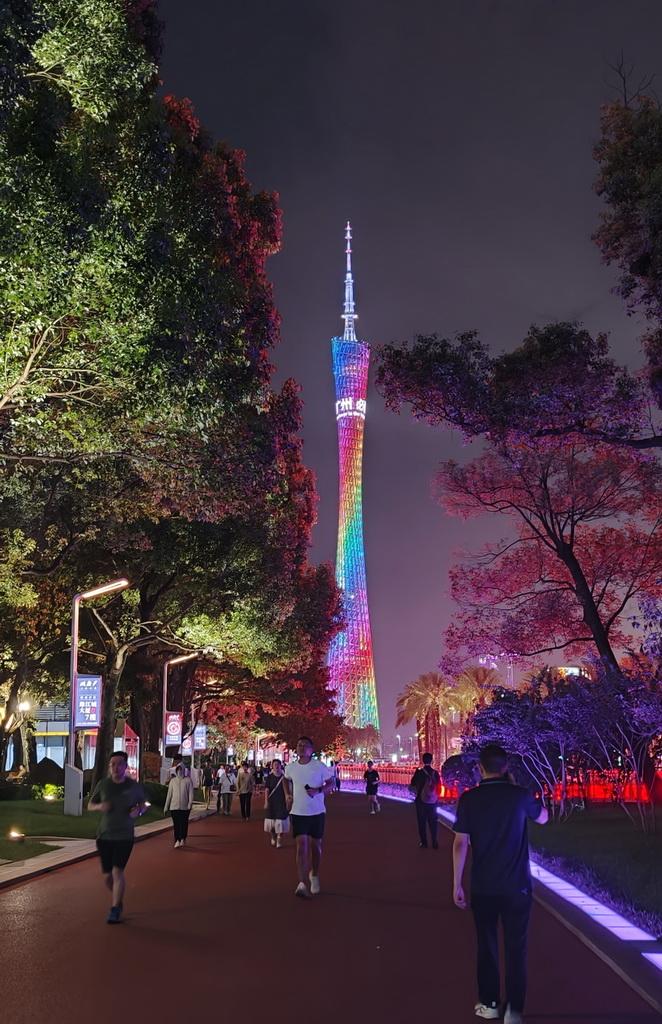 2026年7月1日，广州花城广场灯火璀璨，市民在此散步、慢跑，尽享活力满满的运动夜生活。人民网记者 王雅蝶摄
