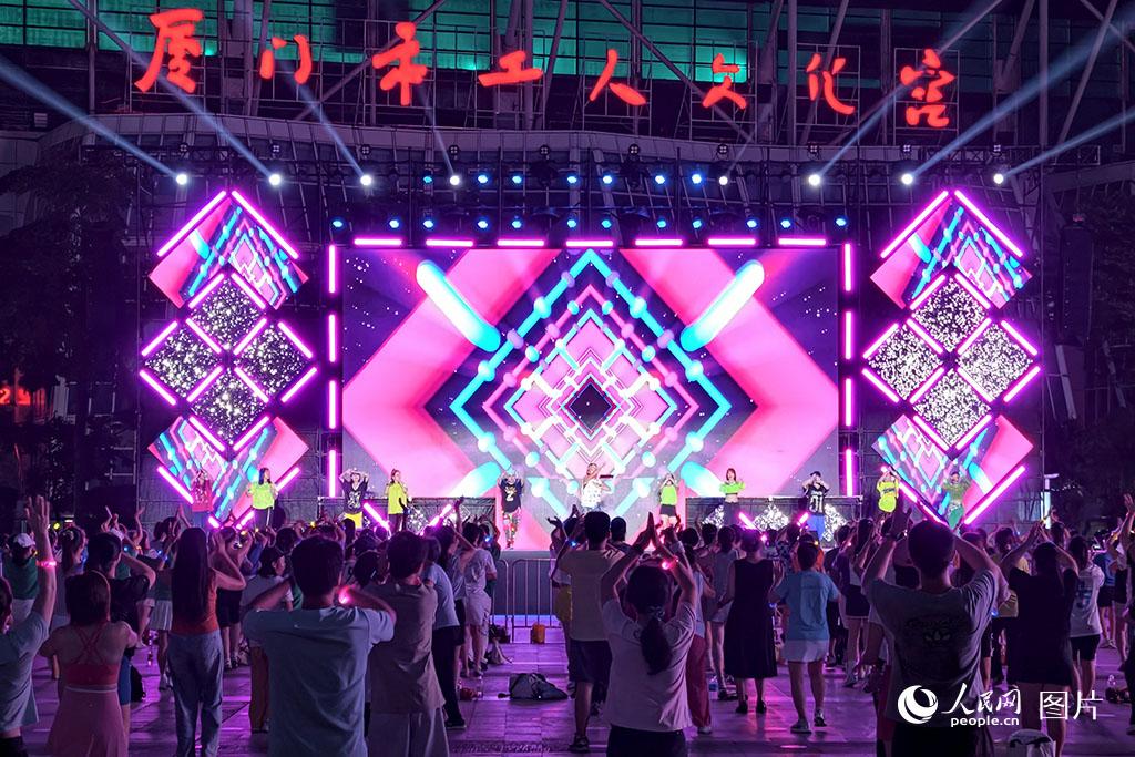 8月2日晚，2026广场职工文化季“夏日尊巴燃动夜”在厦门五一广场火热启幕。600余名来自厦门各行业的职工齐聚，同步连线北京、上海、南京、天津以及福州、泉州等六座城市职工“云端”同屏共舞，开启了一场时长约三小时的潮流健身狂欢，持续掀起全民健身热潮。人民网记者 陈博摄