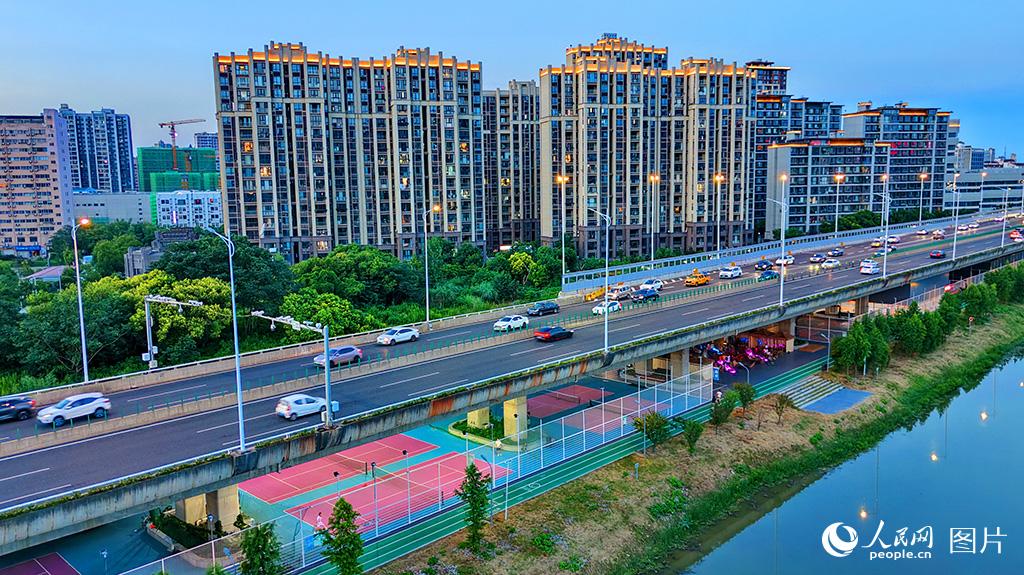 8月1日，江西省南昌市九洲高架快速路桥下运动空间，市民在球场健身锻炼。人民网记者 朱海鹏摄