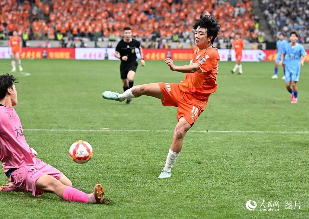 8月1日“东北超”第六轮在大连号称“魔鬼主场的”的梭鱼湾足球场打响，大连队主场迎战鸡西队。现场62035名球迷燃爆全场。人民网记者 周颂雪摄