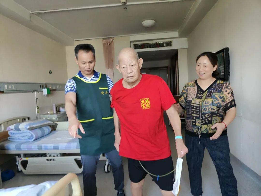 鼓励他下床锻炼.jpg
